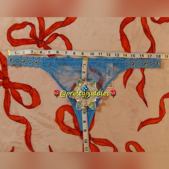 💙 VS Very Sexy Rose Lace & Grommet V-String Panty 💙 - Picture 9 of 16